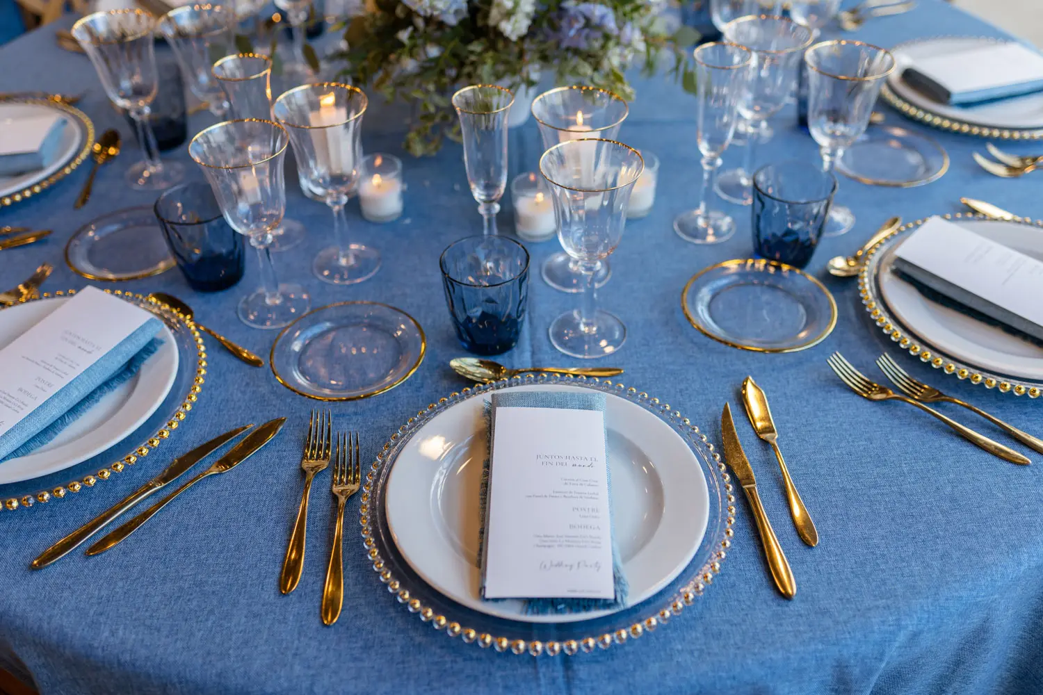 Mesa estilo Azul Elegante con mantel azul y detalles dorados