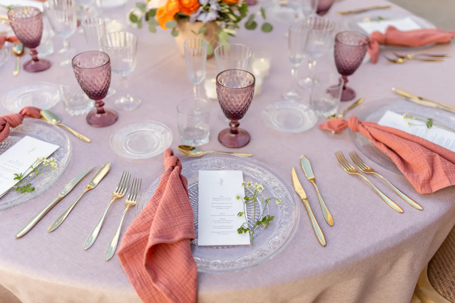 Mesa larga de banquete en tonos rosa intensos