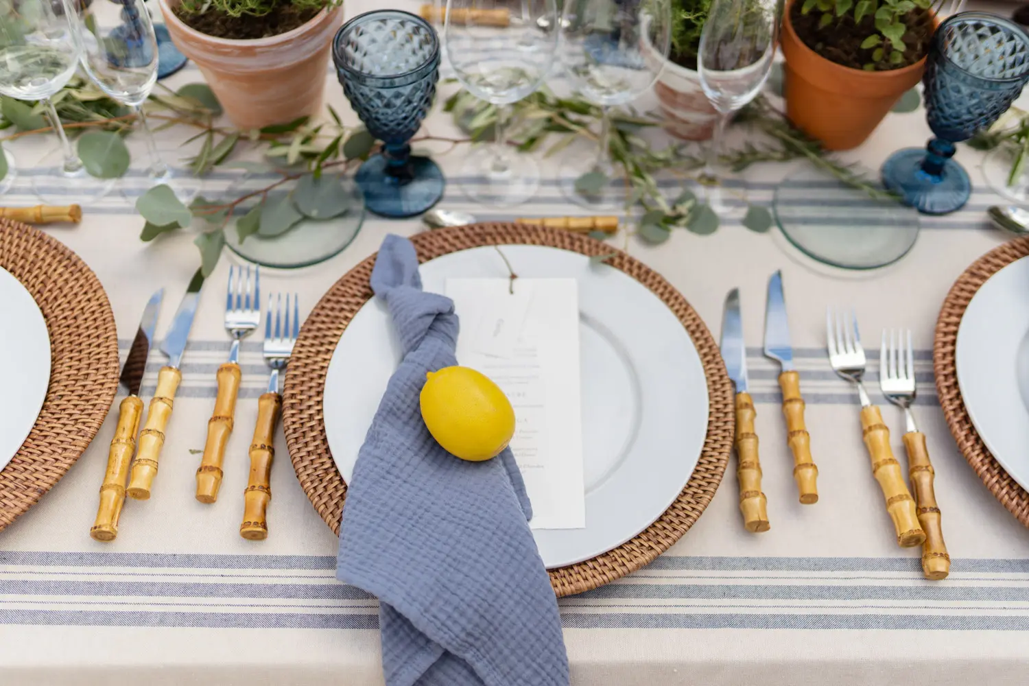 Servilleta de muselina azul jean sobre mantel náutico