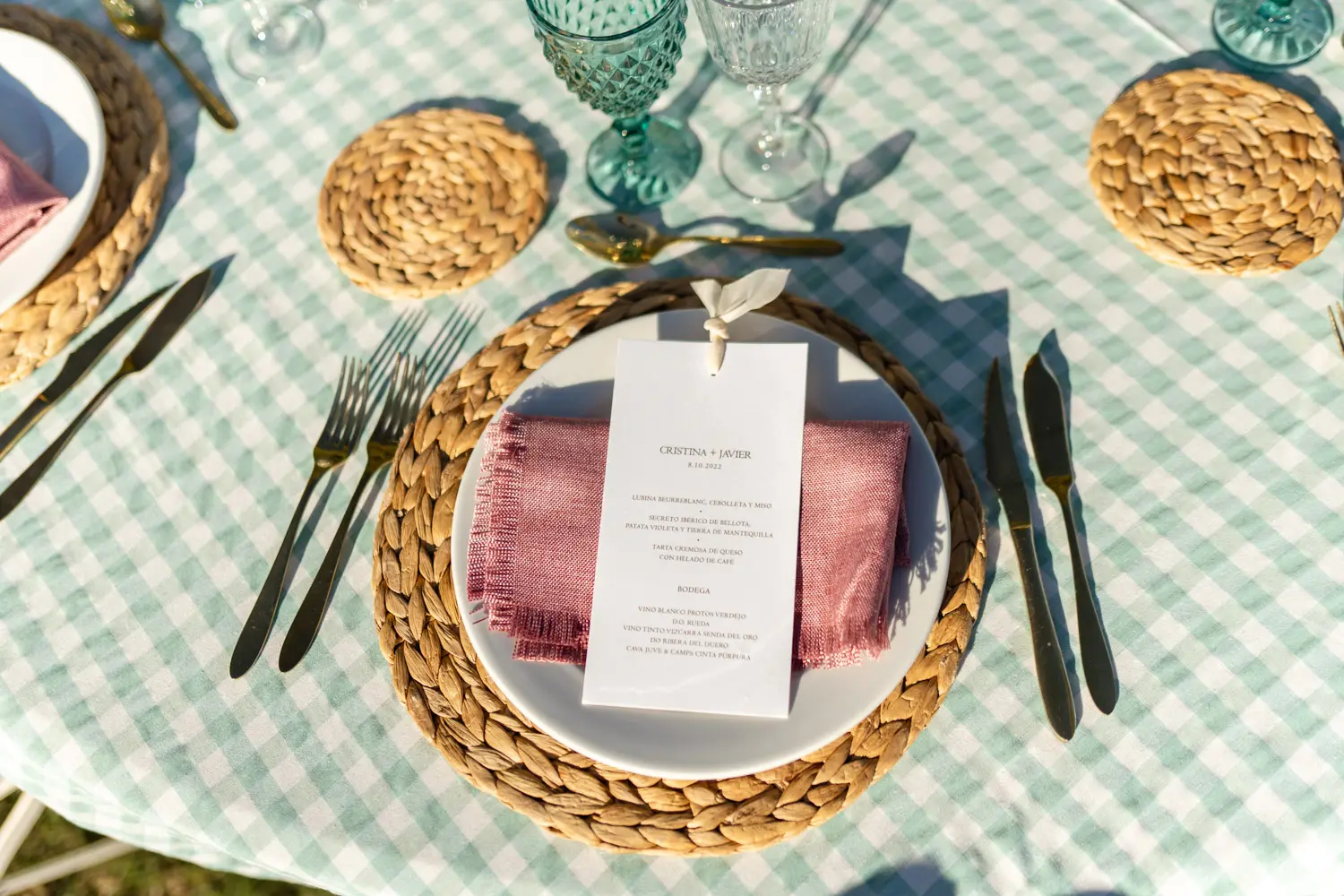 Silla de forja blanca con cojín en comida de jardín