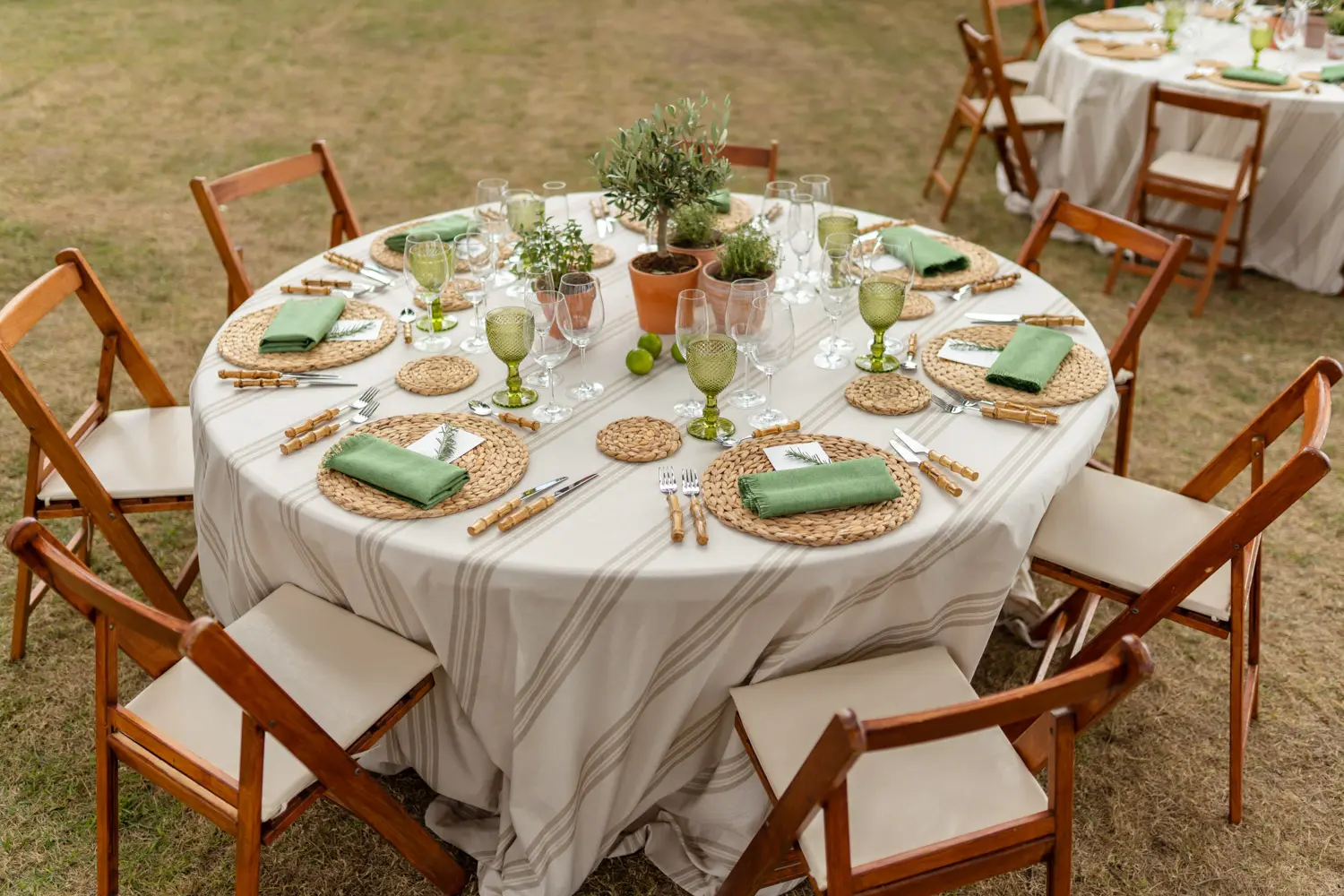 Mesa estilo Country con mantel de raya arena y servilleta verde hoja