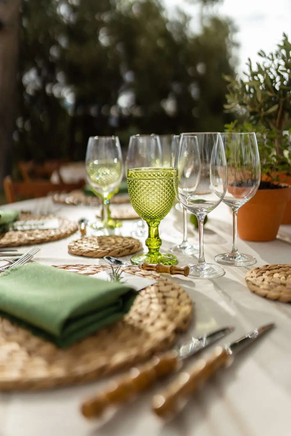 Silla de tijera de madera con cojín en comida de campo