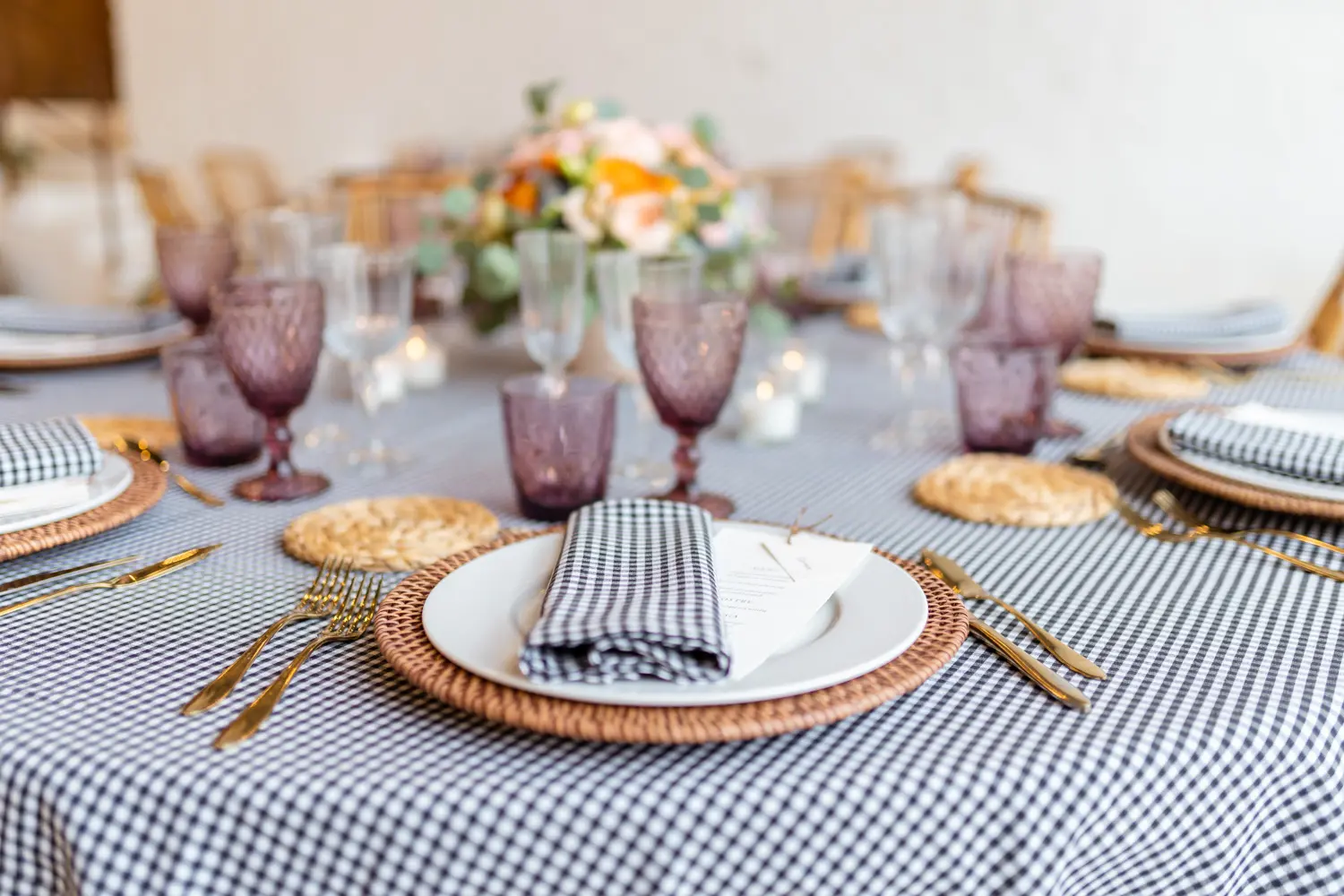 Silla de bambú con cojín en mesa de día