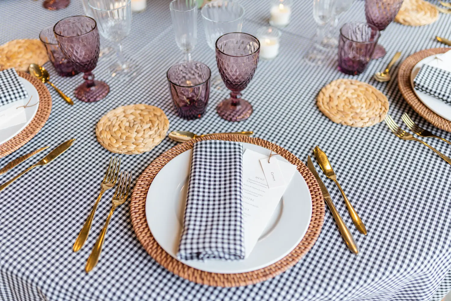 Detalle de mesa con estampado de cuadro fuerte