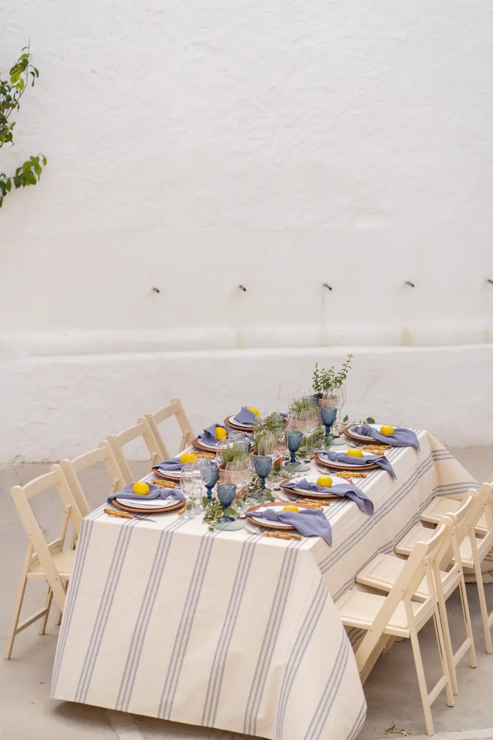 Mesa estilo Marine con mantel de raya azul y copa azul rombo