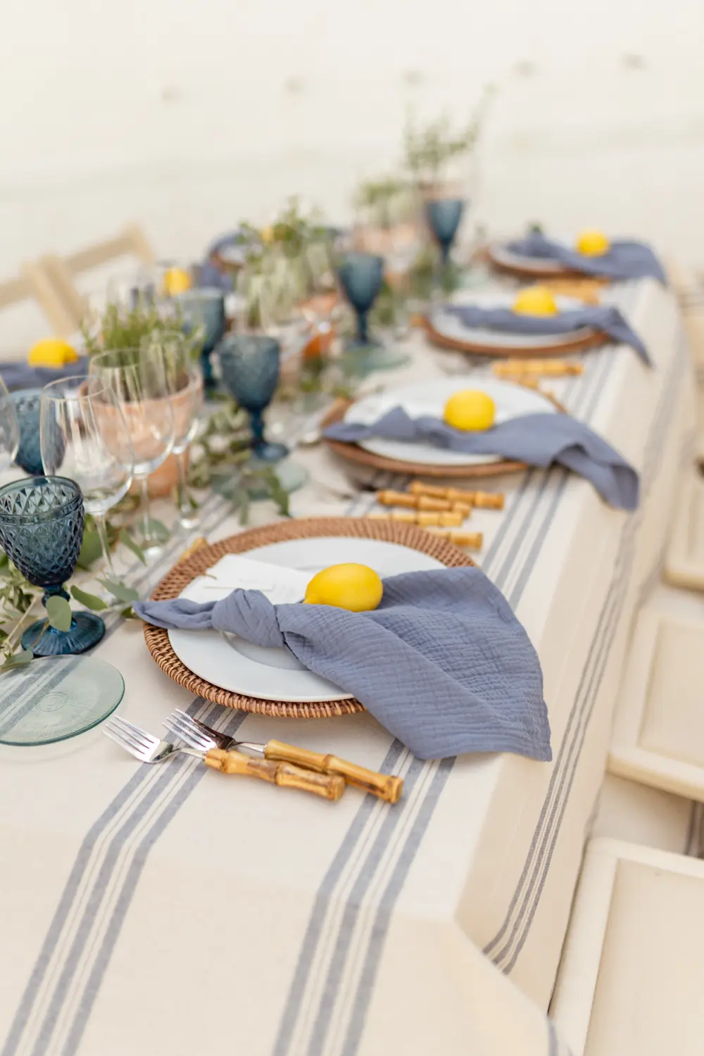 Silla de tijera plegable beige en boda al aire libre