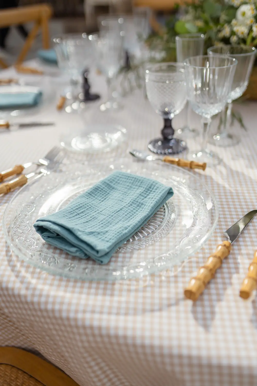Plato de presentación de cristal con dibujo en montaje mediterráneo