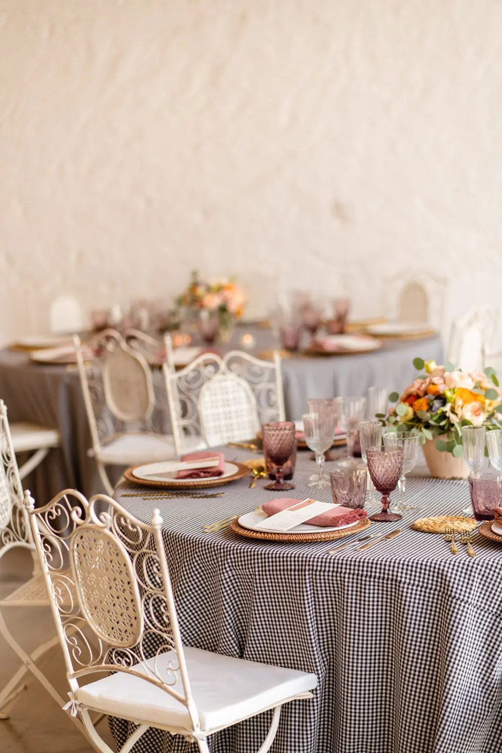 Mesa estilo Otoño con mantel vichy negro y servilleta rosa frambuesa