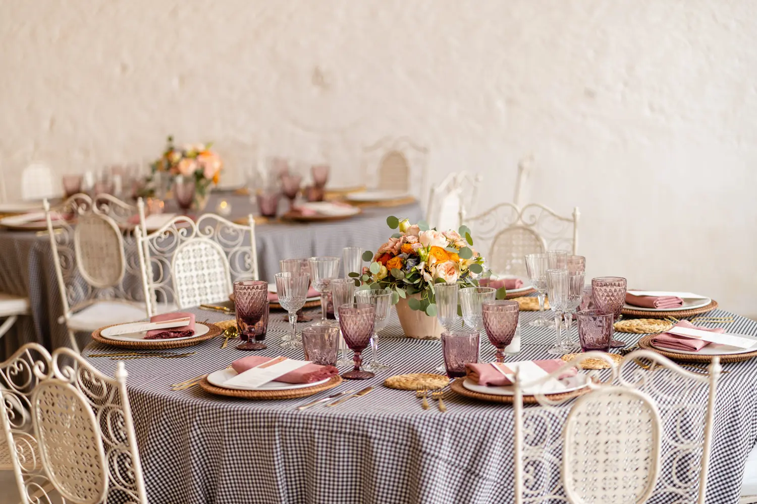 Servilleta de flecos rosa frambuesa en mesa de boda