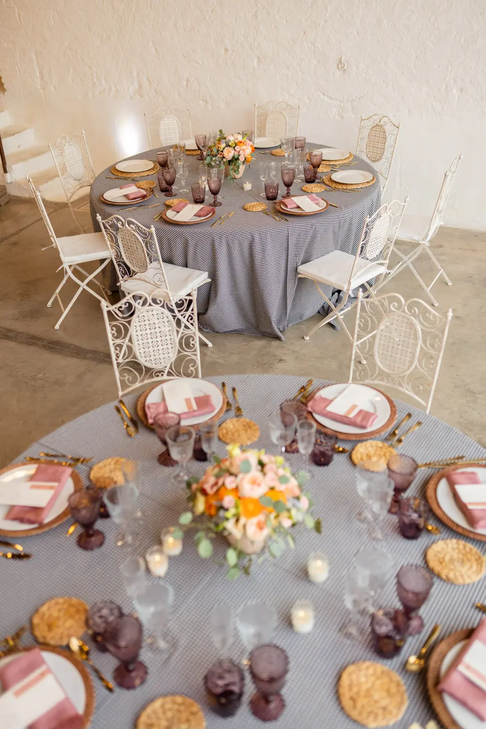 Silla de forja blanca con cojín en celebración de otoño