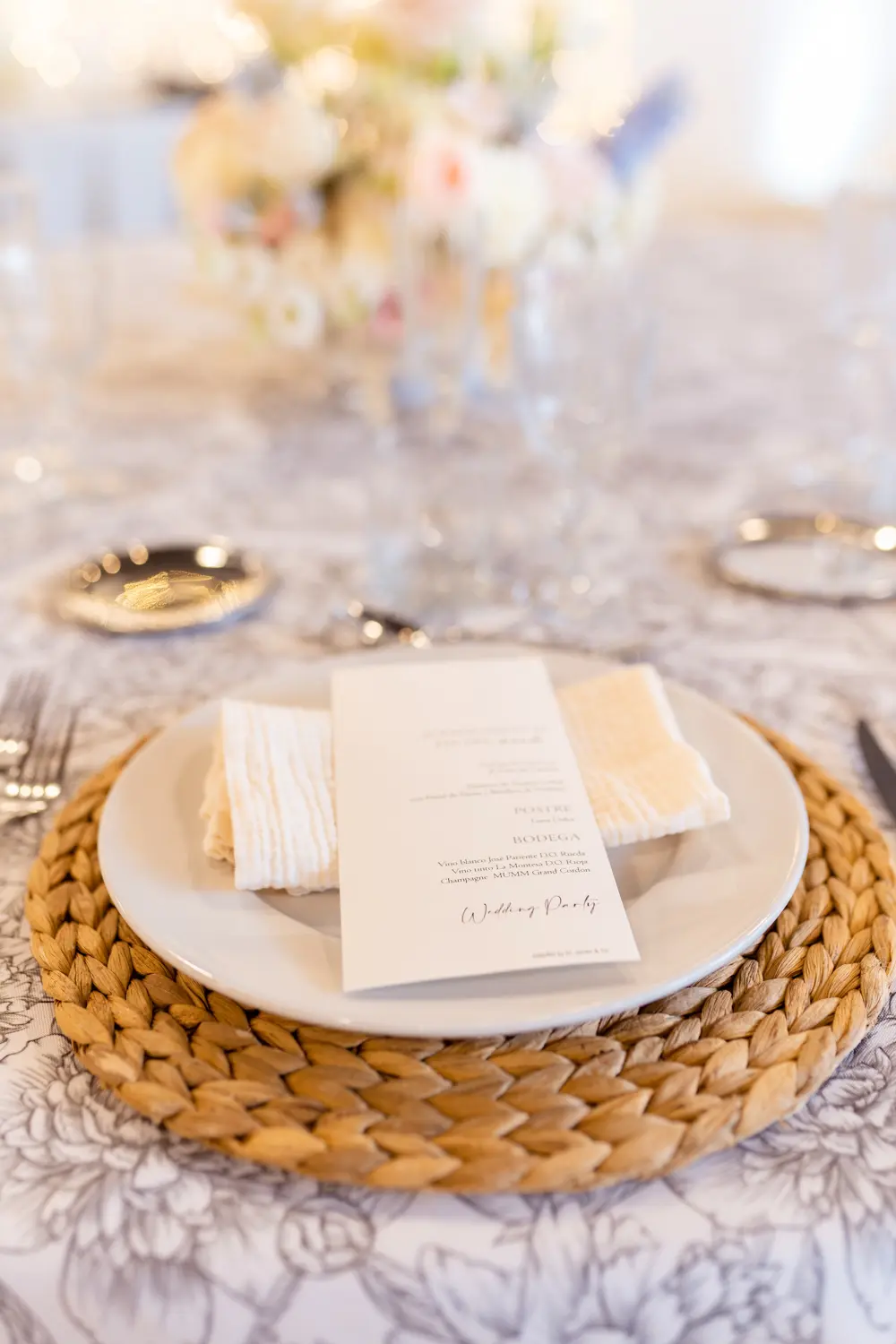 Mesa larga de banquete con mantel de flor dibujada