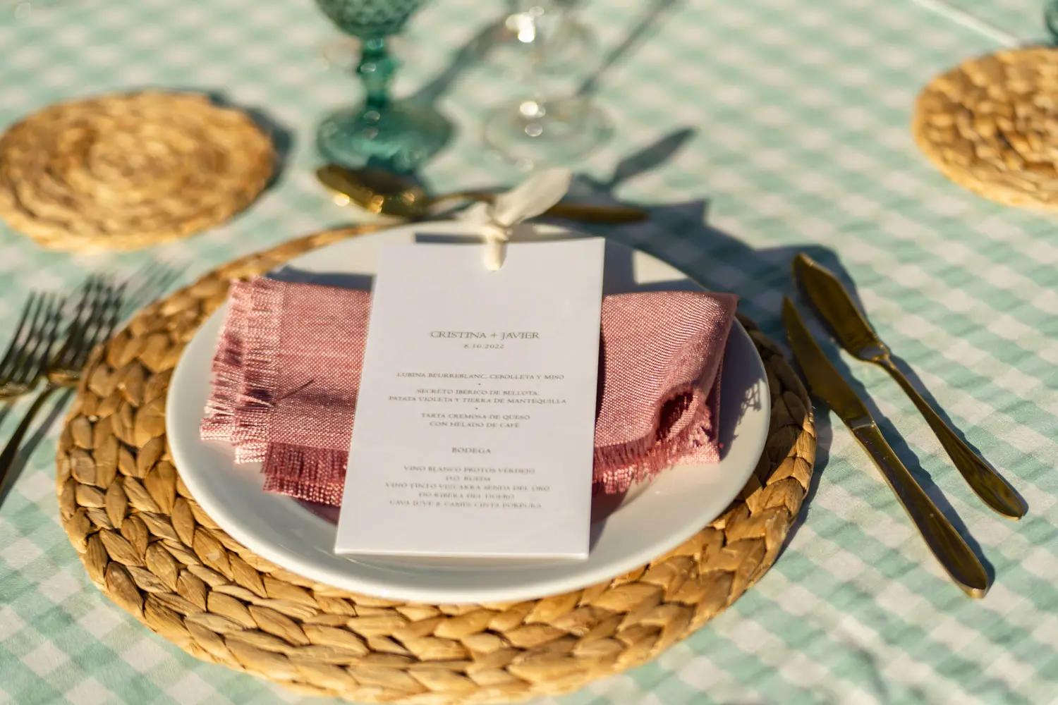 Mesa estilo Picnic con mantel vichy mint y servilleta frambuesa