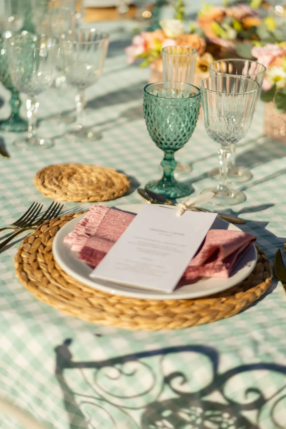 Montaje de celebración al aire libre con aire campestre