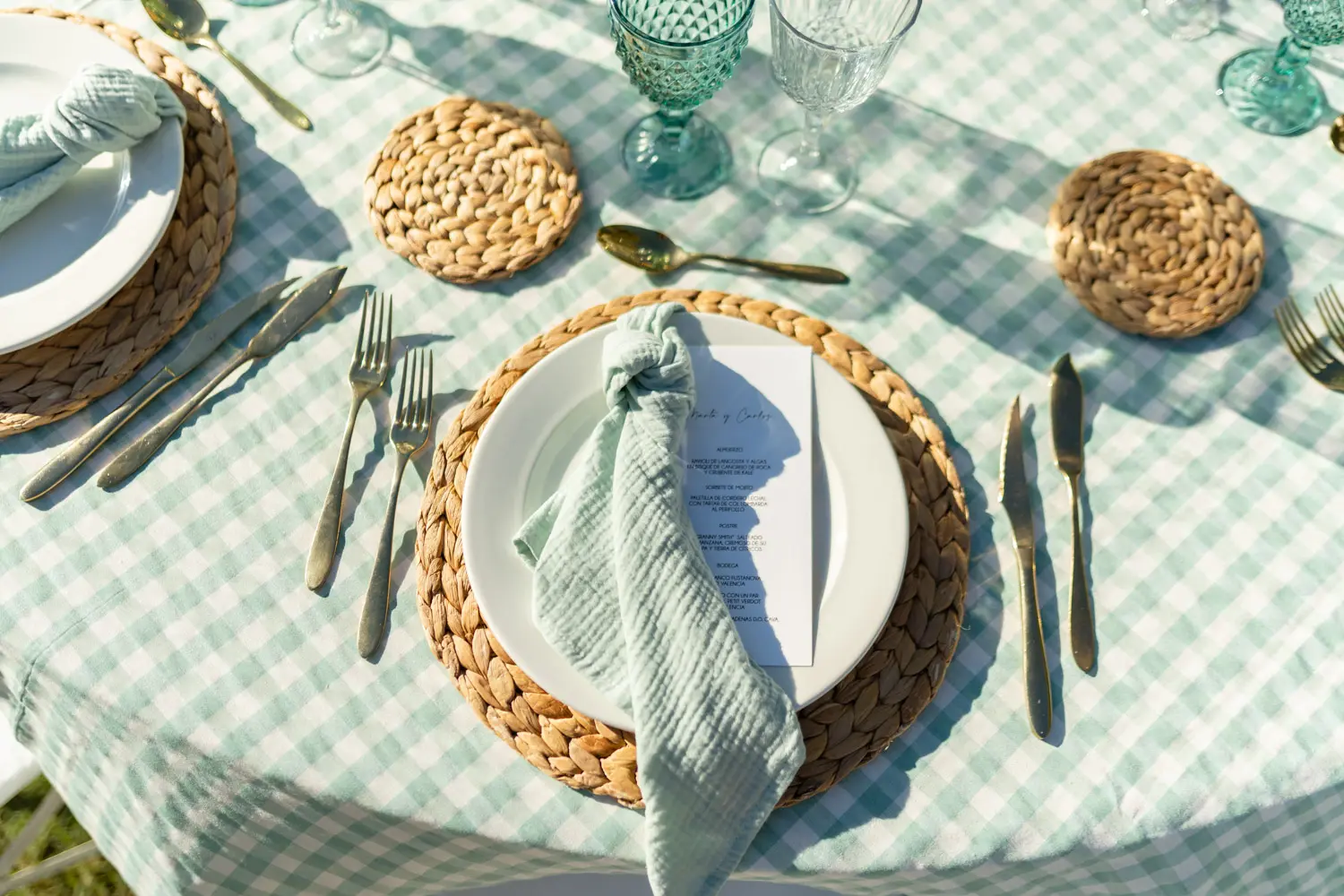 Detalle de mesa tranquila en verde menta