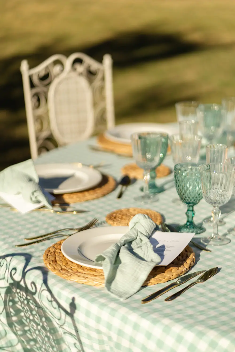 Mesa larga de banquete en tonos menta