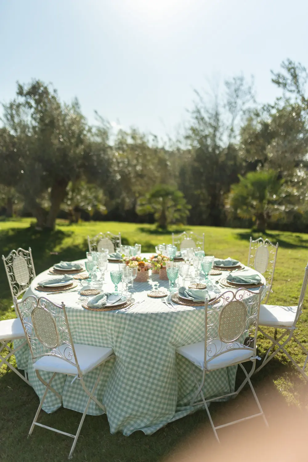 Mesa de boda de día con mantel de cuadros verde