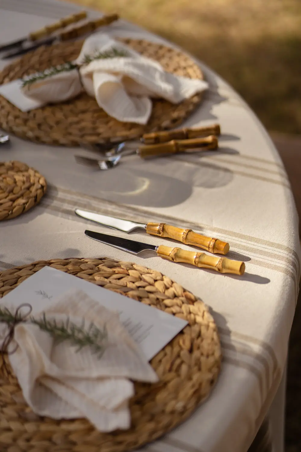 Mesa estilo Terreta con mantel de raya arena y mimbre