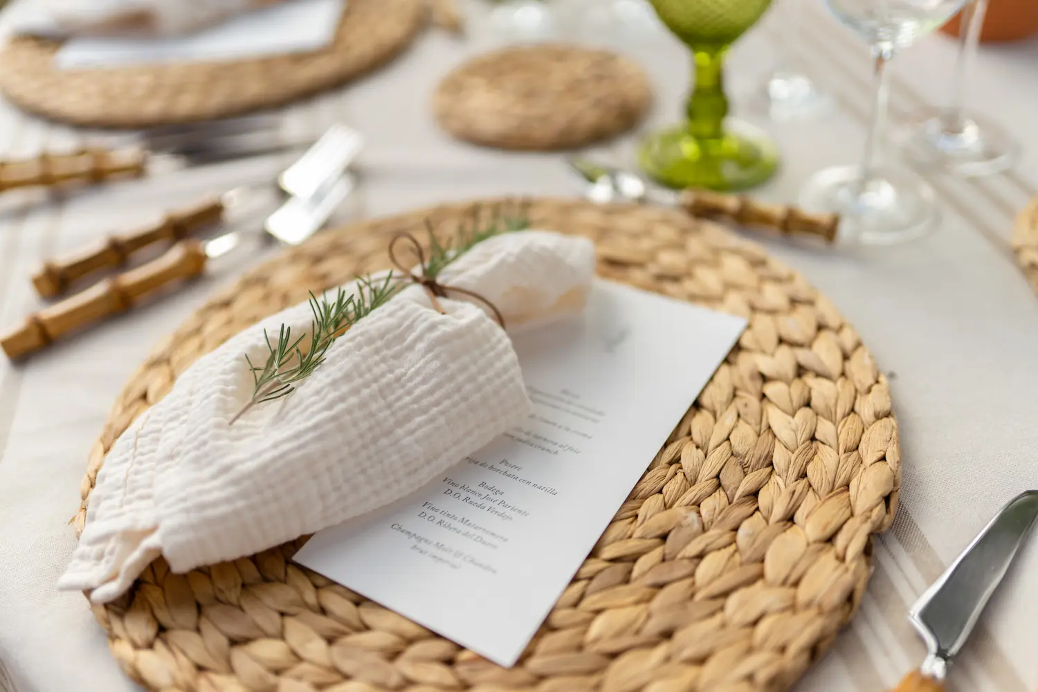 Montaje de boda en masía con tonos tierra