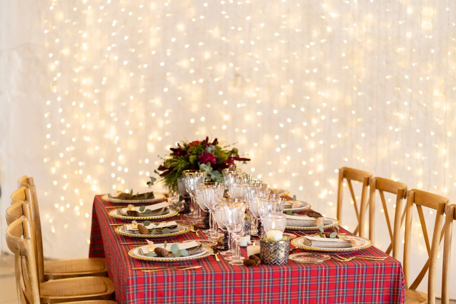 Mesa de Navidad con mantel tartán rojo y servilleta piedra