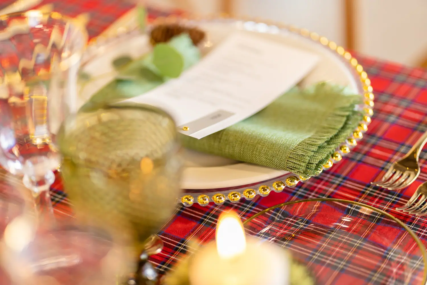 Mesa larga de banquete para celebración de invierno