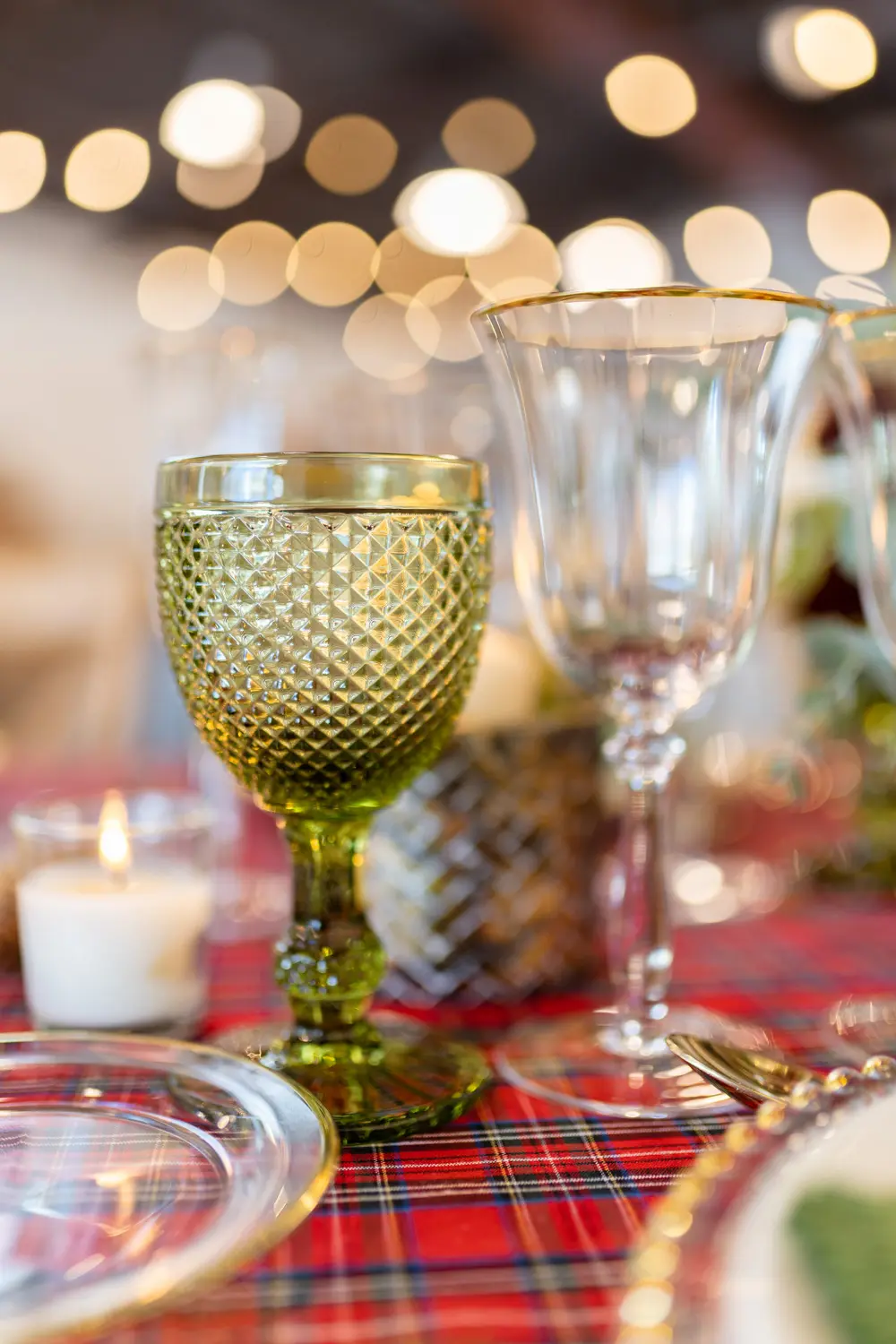 Plato de presentación de cristal con perlas doradas