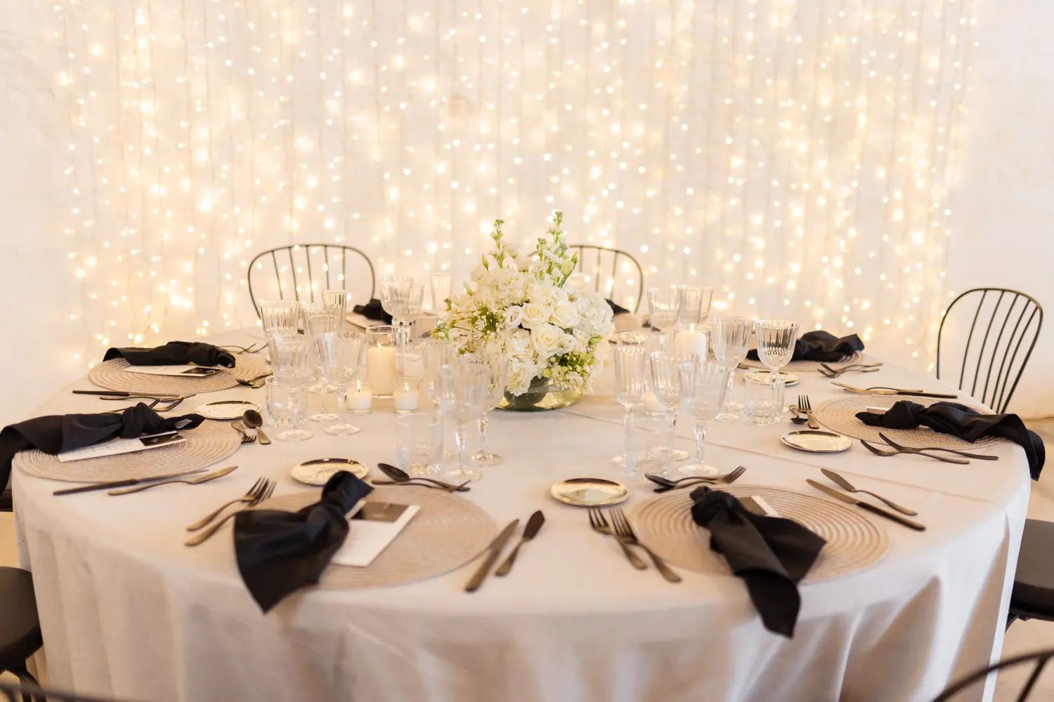 Montaje de boda de noche en gris y negro