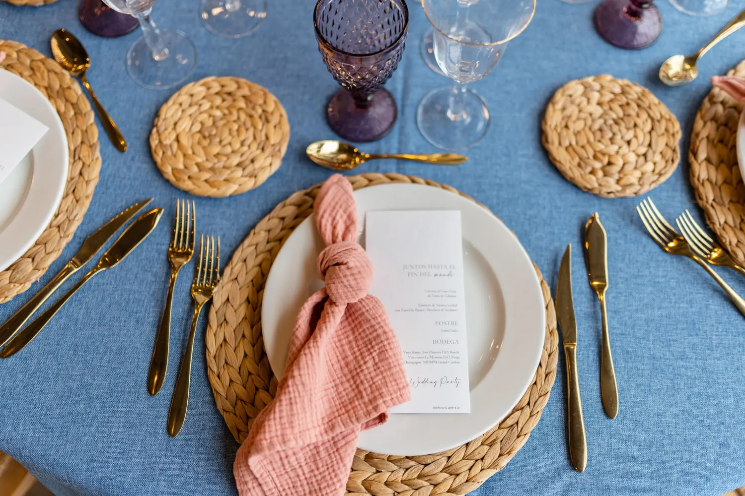 Mesa estilo Alegría con mantel azul y servilleta rosa vintage