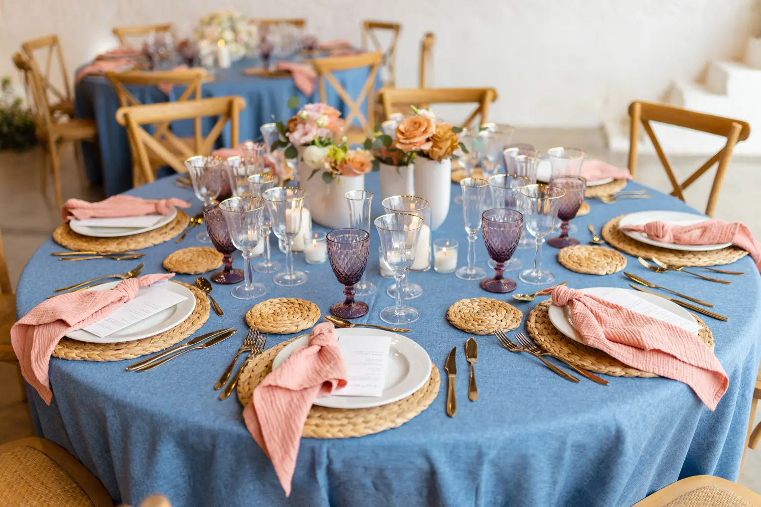 Cubertería dorada sobre mantel azul