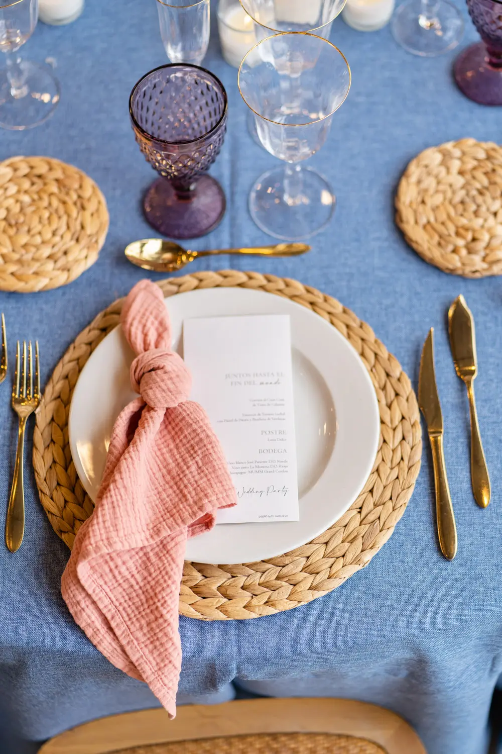 Mesa larga de banquete en azul