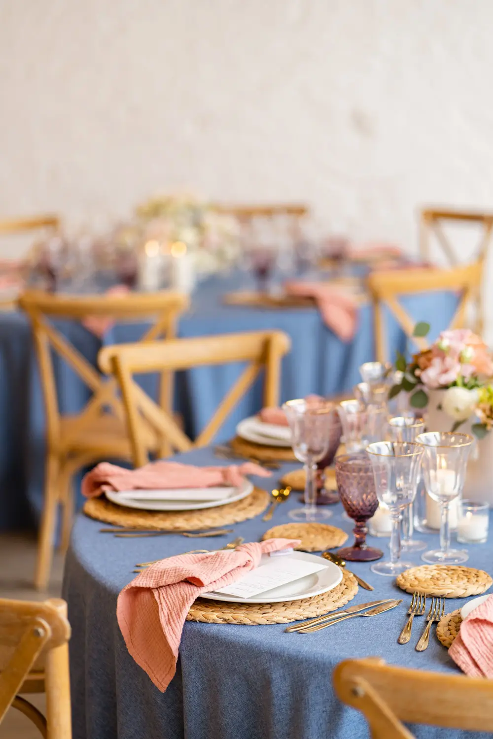 Montaje de boda de día en azul y rosa