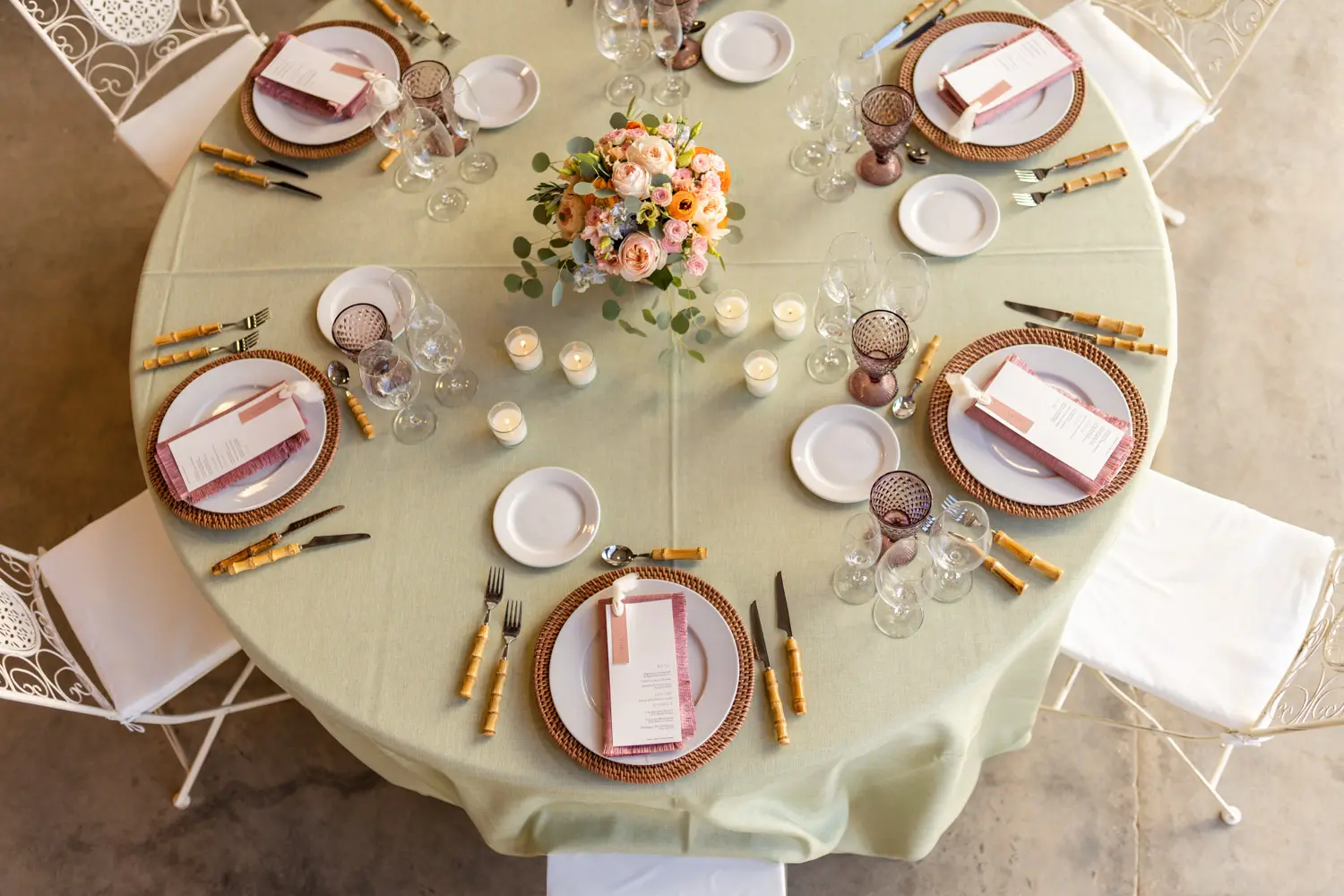 Mesa estilo Atardecer con mantel verde manzana y servilleta frambuesa