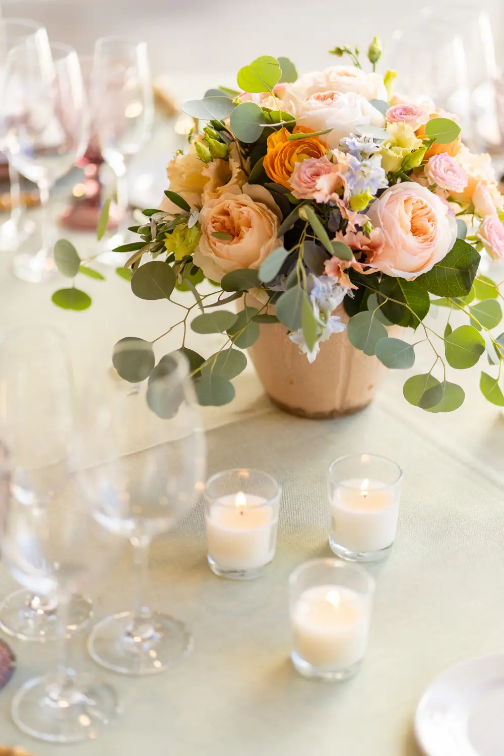 Silla de forja blanca con cojín en mesa de boda