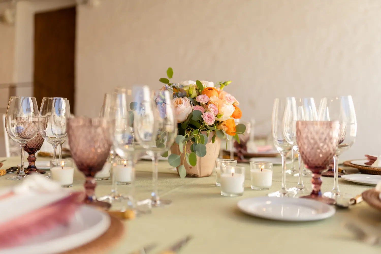 Mesa larga de banquete en verde manzana