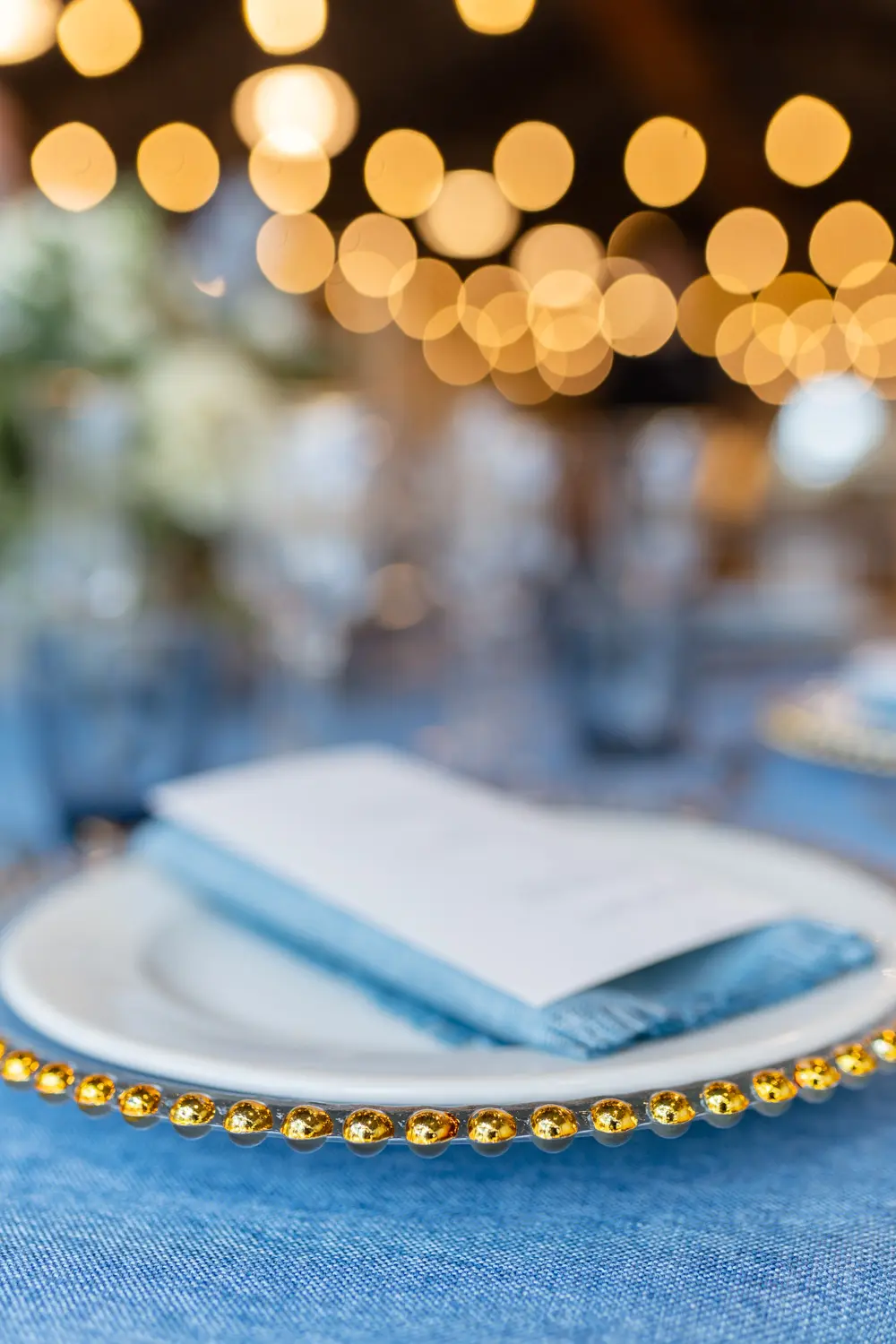 Plato de presentación de cristal con perlas doradas
