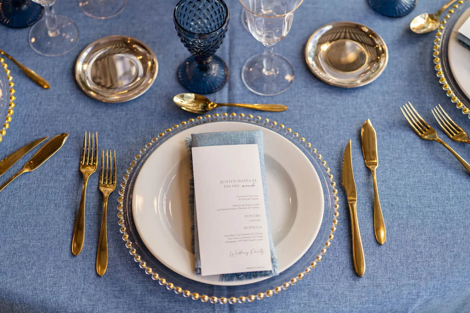 Detalle de montaje formal en azul y dorado