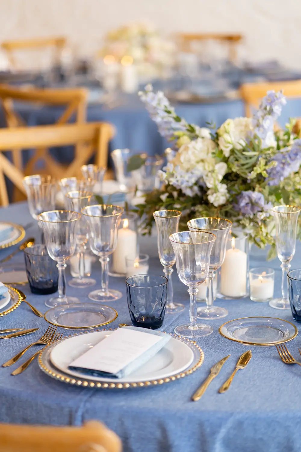 Detalle de mesa de boda de noche en azul