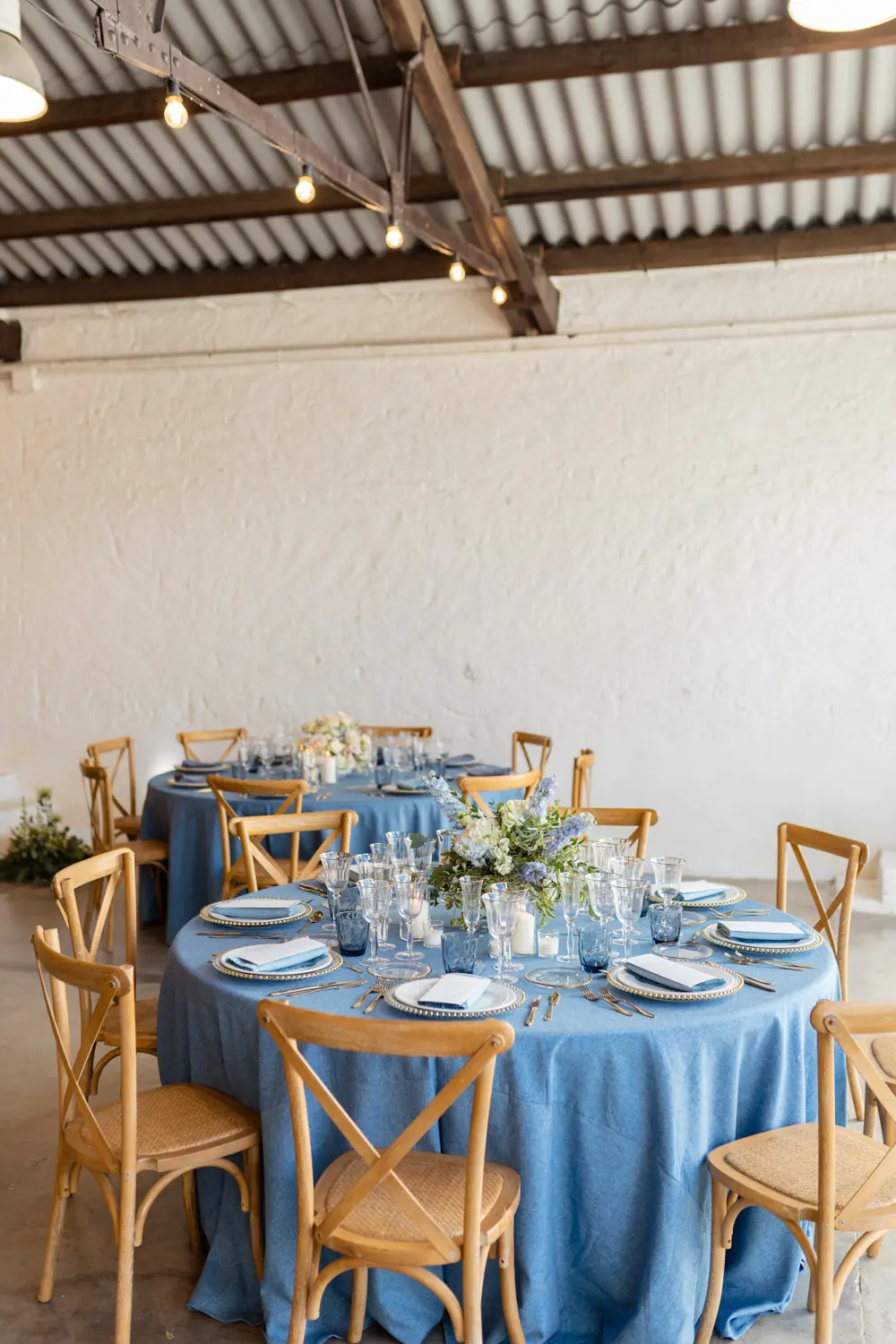 Montaje de cena de gala en azul