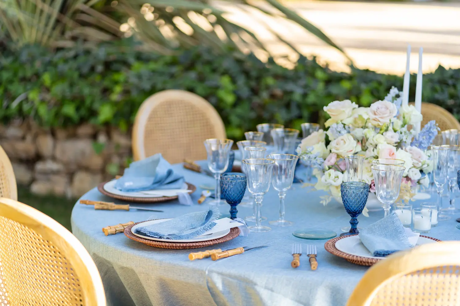 Montaje de boda de día en tonos azules