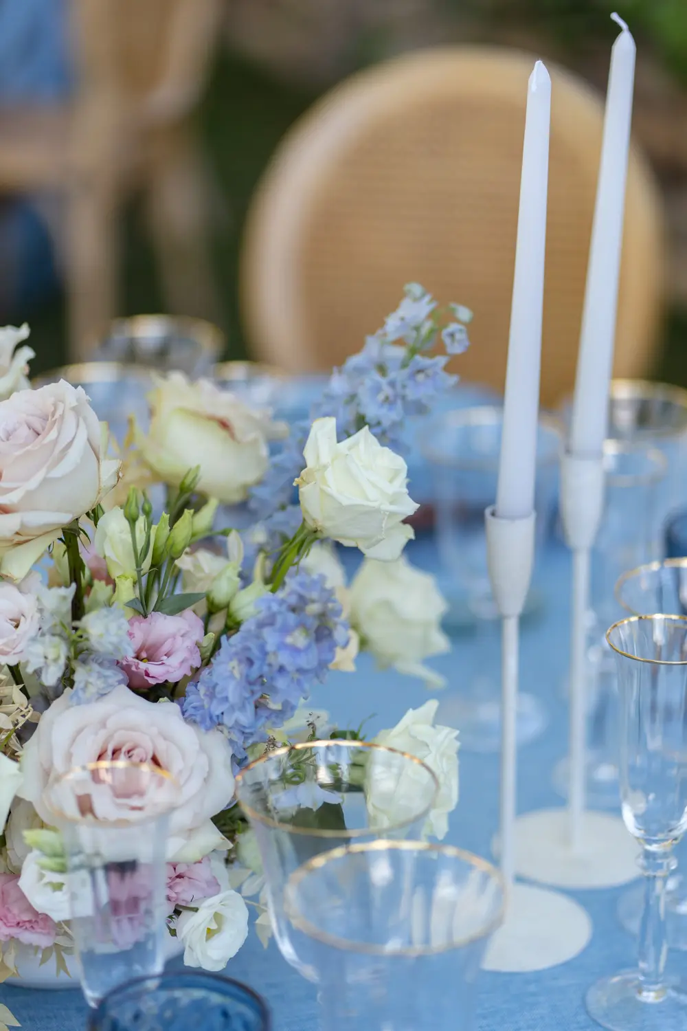 Mesa estilo Azules con mantel azul cielo y servilleta a juego