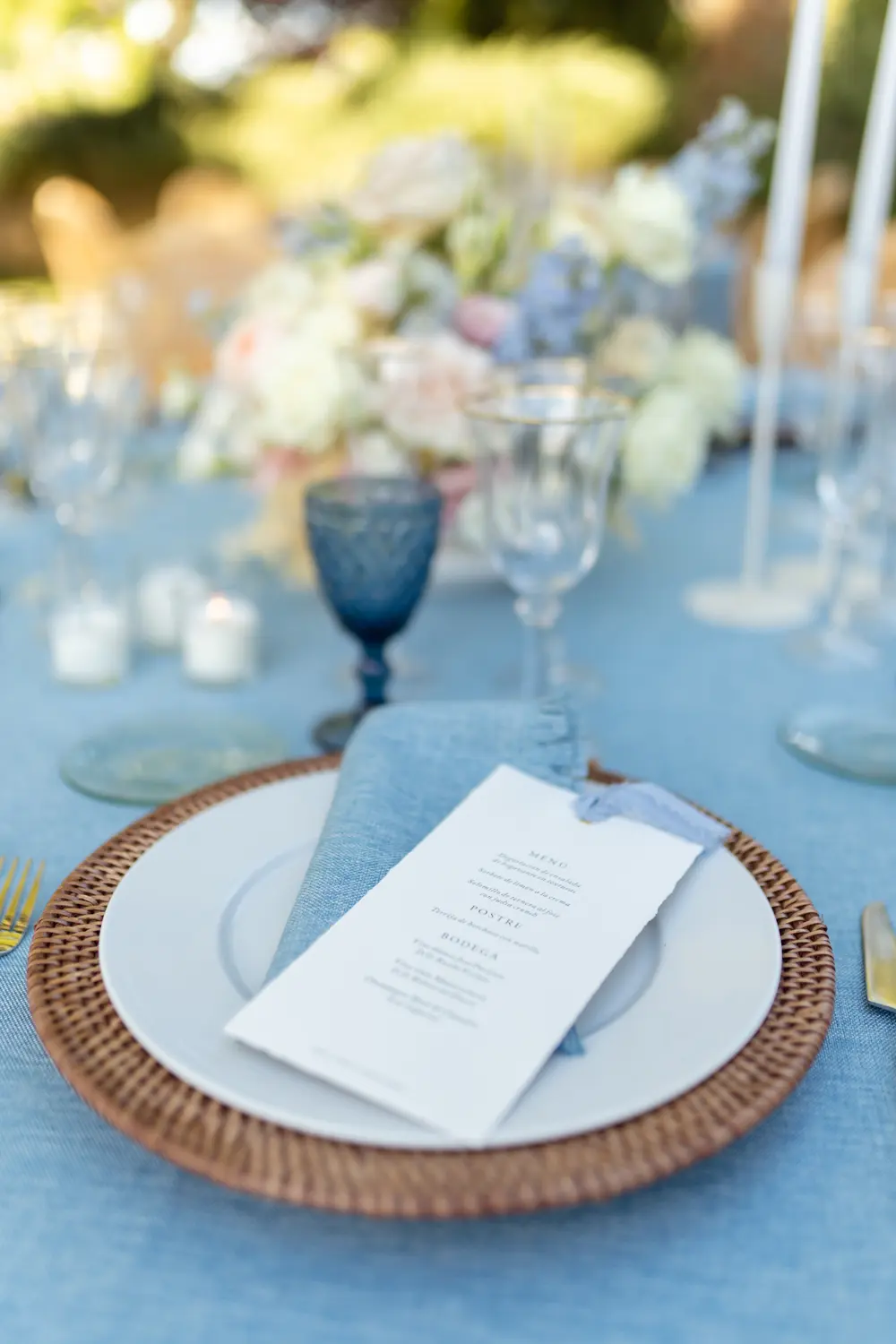 Plato de pan de cristal rayado en mesa azul