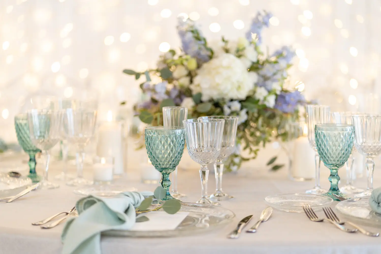 Mesa larga de banquete en gris y menta