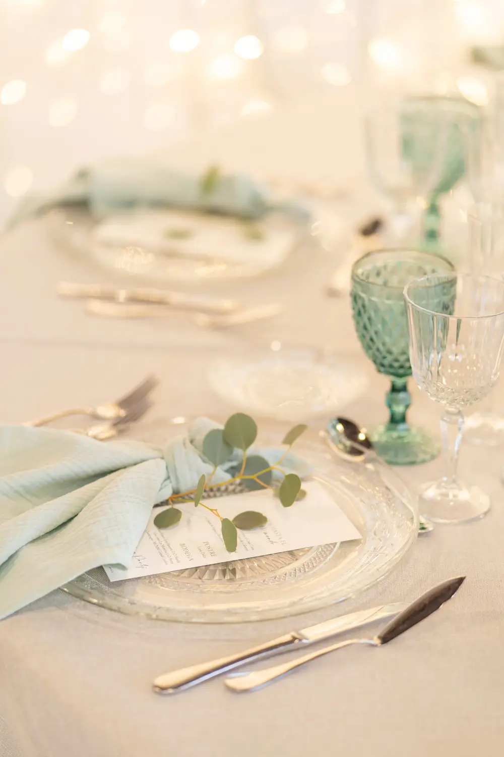 Servilleta de muselina verde mint sobre mantel gris perla