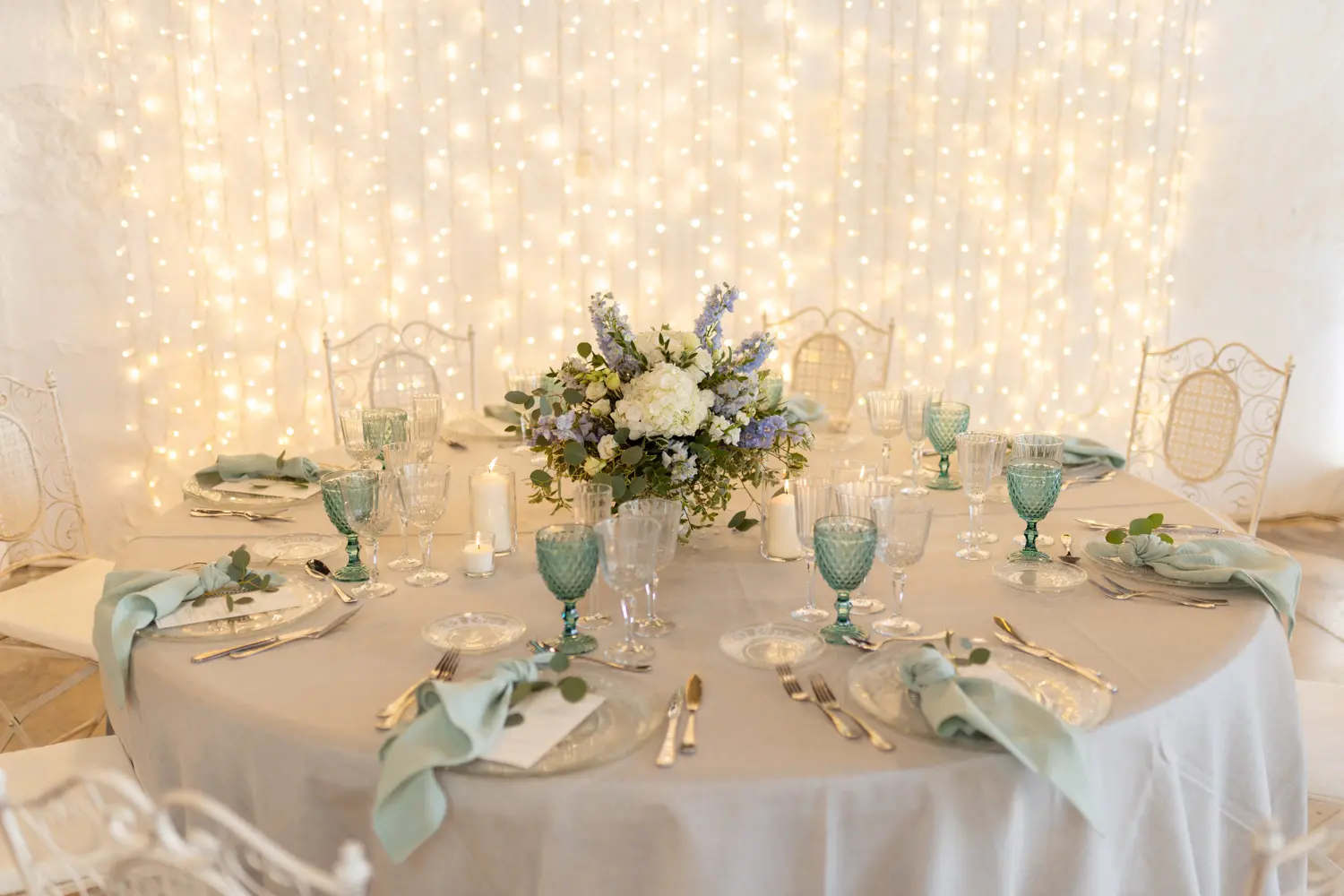 Silla de forja blanca con cojín en evento corporativo