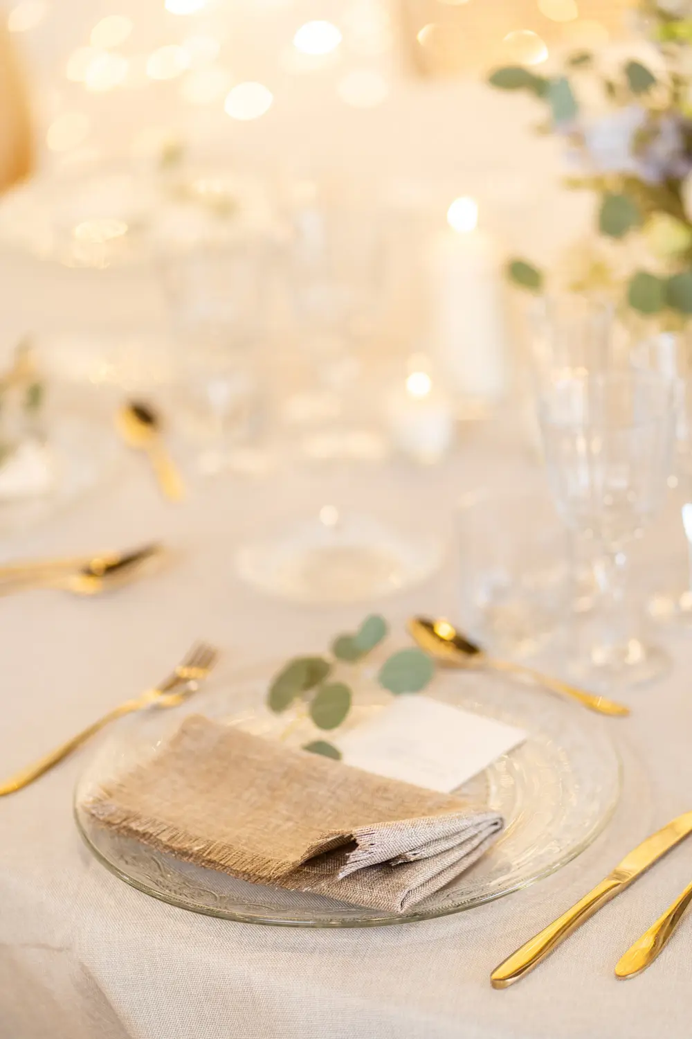 Mesa estilo Basic Gold con mantel piedra y cubertería dorada