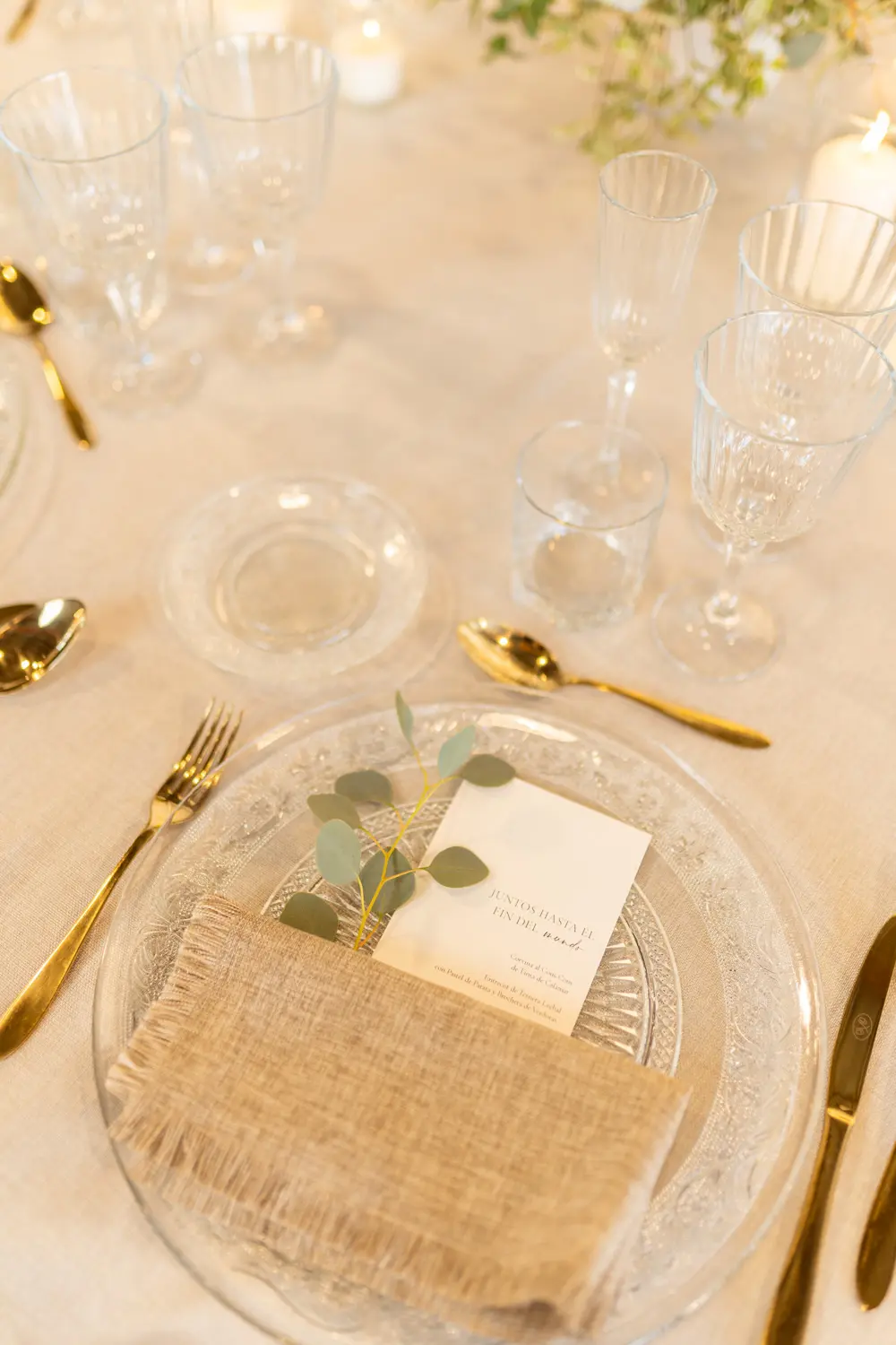 Plato de pan de cristal con dibujo sobre mantel piedra