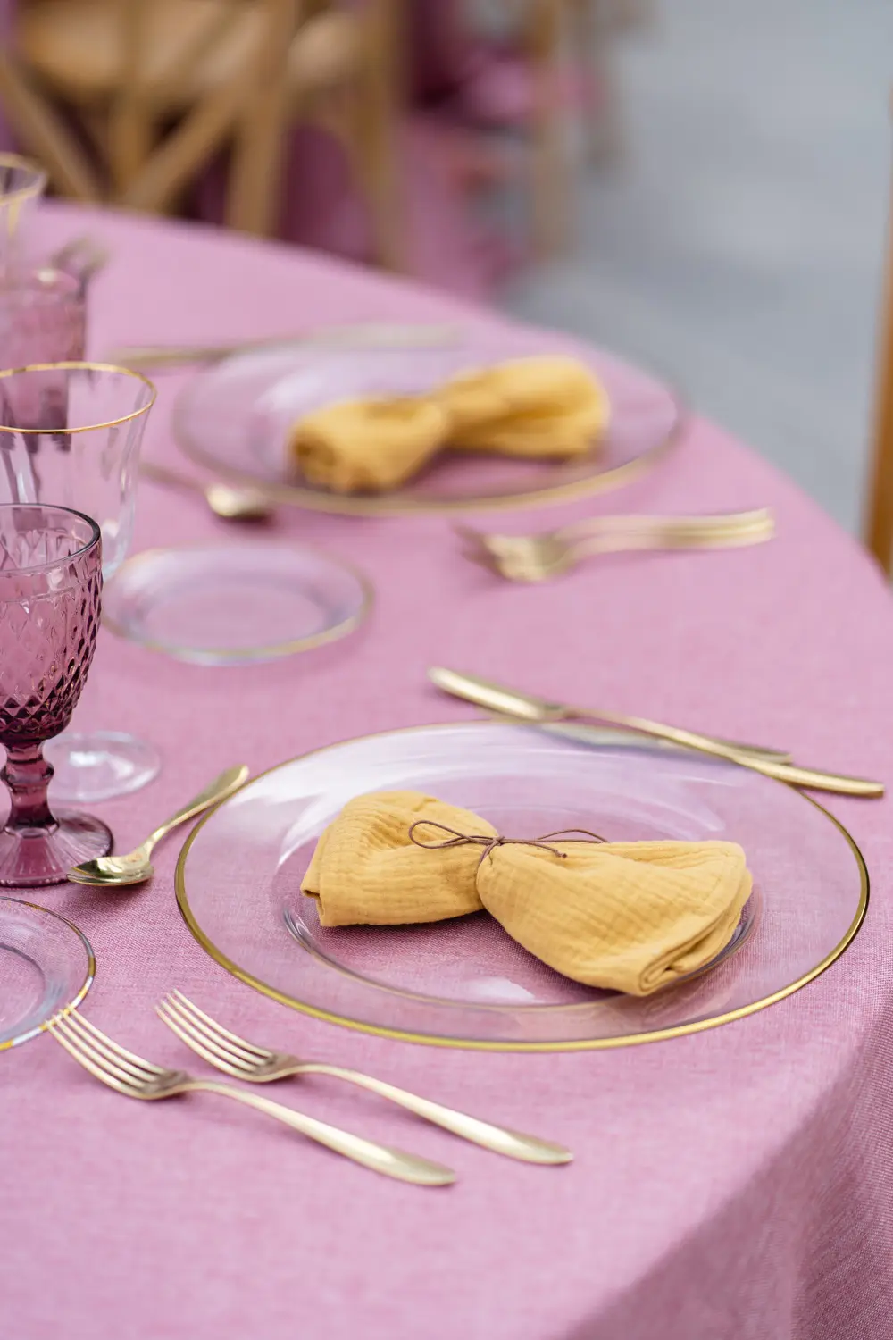 Mesa estilo Candy Rose con mantel rosa frambuesa y servilleta mostaza