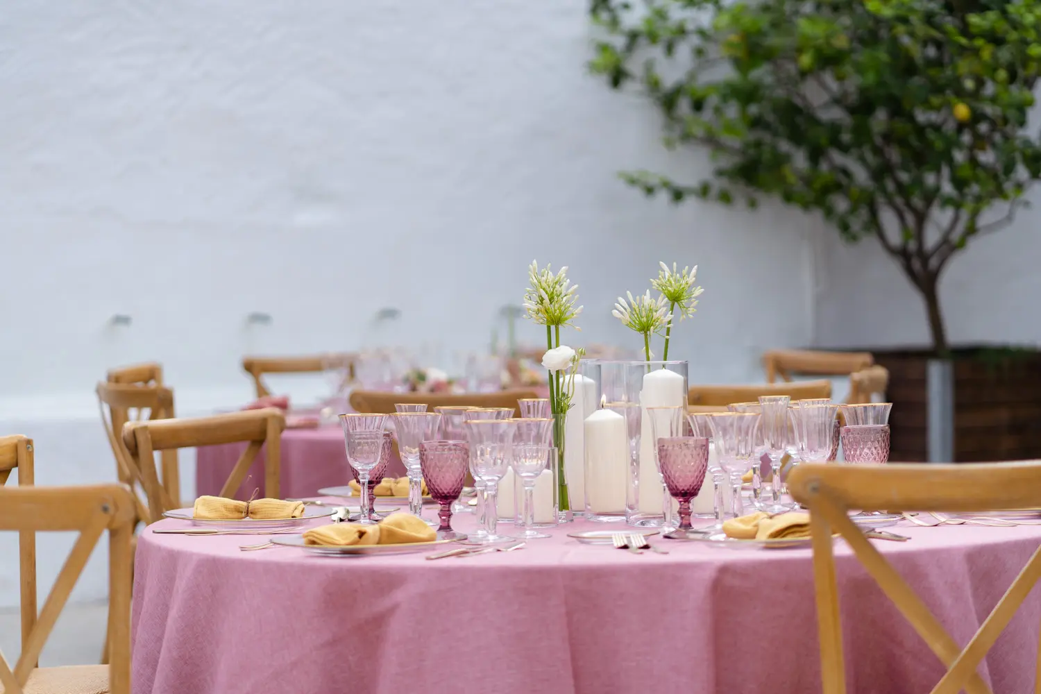 Montaje de boda en rosa frambuesa y dorado
