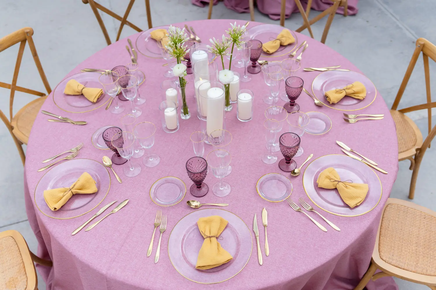 Silla cross back de madera natural en mesa de boda