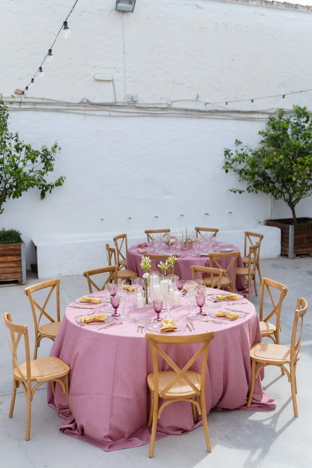 Detalle de montaje alegre para boda de día