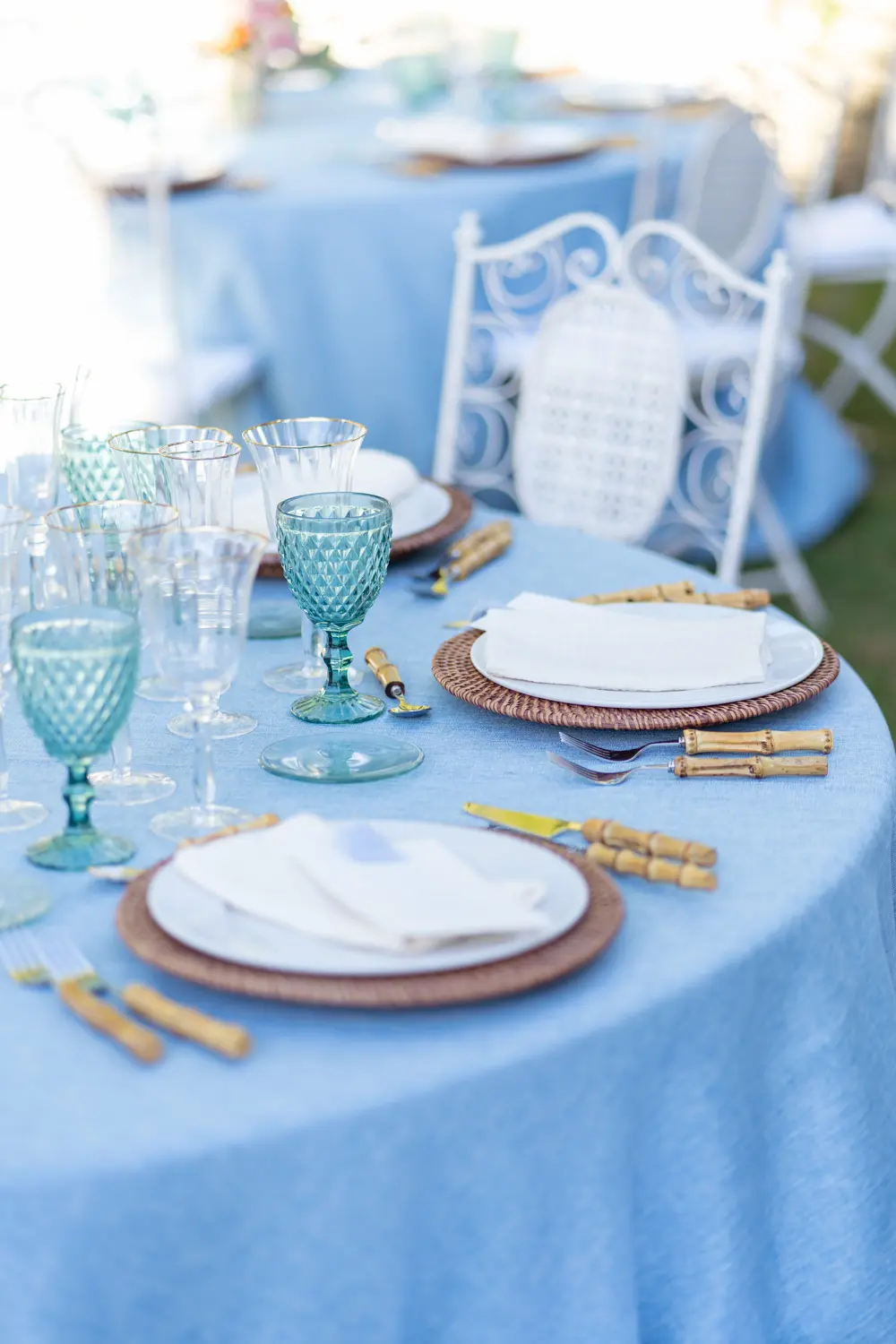 Mesa estilo Cold Blue con mantel azul y servilleta Jardín azul
